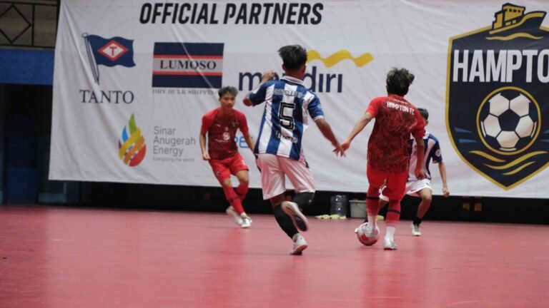 Hampton FC Menang Telak 7-1 atas Estrella FC dalam Laga Uji Coba di GOR International UNESA